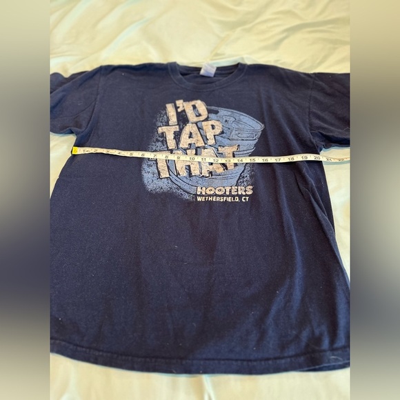 Vintage Hooters “I’d Tap That” Mens Large Blue Distressed Keg Graphic Tee. - Picture 3 of 9